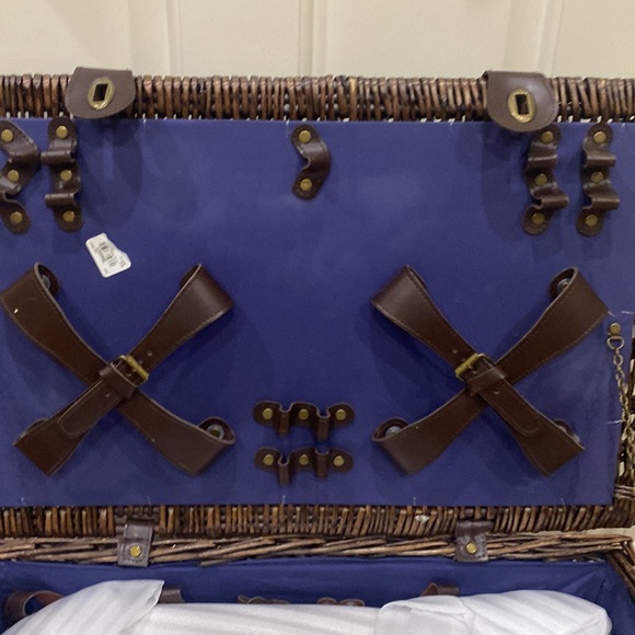 Pottery barn picnic basket - Picture 4 of 16